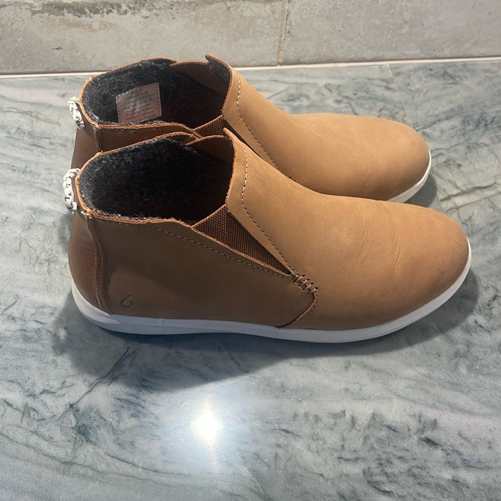 Ladies leather + rubber Olukai booties